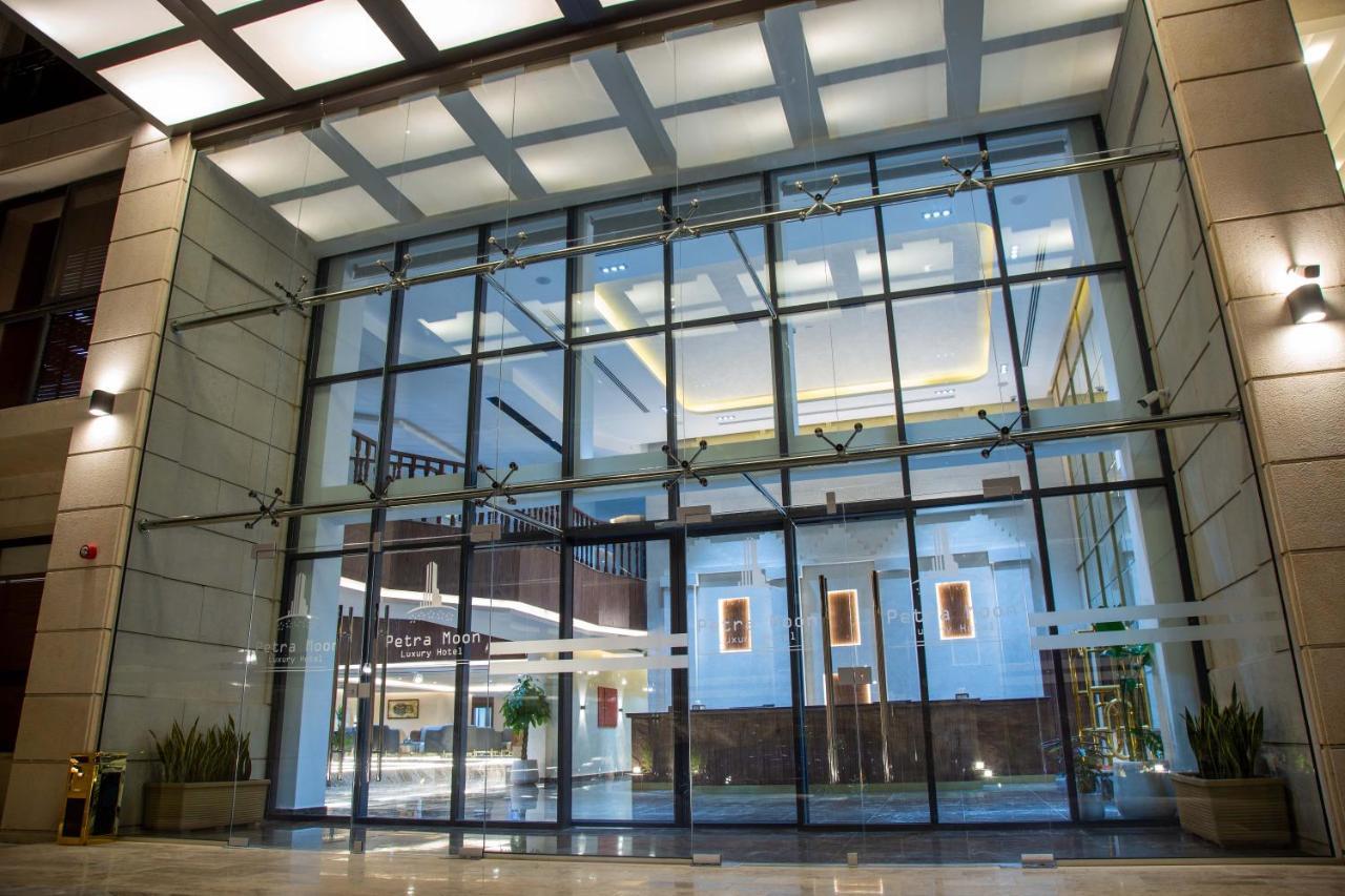 Petra Moon Luxury Hotel Wadi Musa Exteriér fotografie The lobby of the hotel