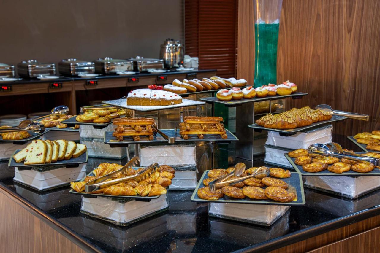 Petra Moon Luxury Hotel Wadi Musa Exteriér fotografie A dessert buffet